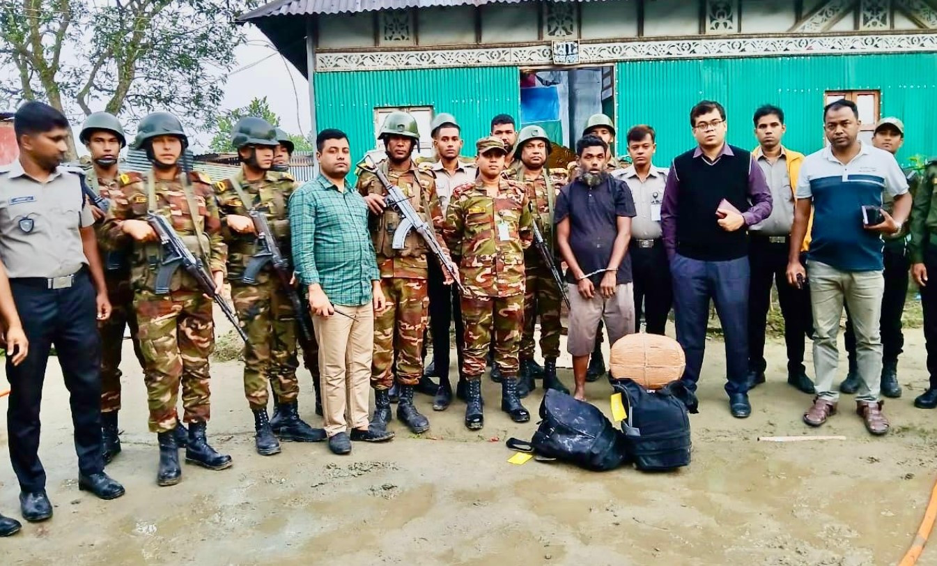 কুমিল্লায় ১৮ কেজি গাঁজাসহ ১ জনকে আটক এবং মাদক সেবনের অপরাধে ২ জনকে কারাদন্ড